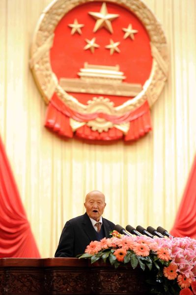 獲得2010年度國家最高科學技術獎的師昌緒院士代表2010年度國家科學技術獎勵獲獎人員發(fā)言。新華社記者 李濤 攝
